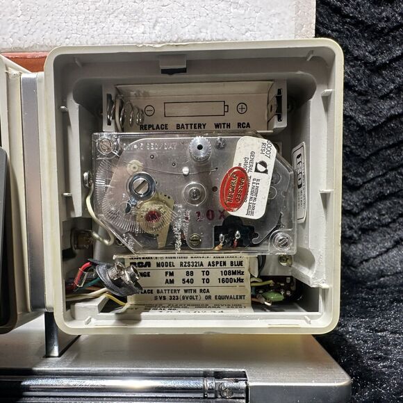 RCA Travel Clock Radio "The Million Miler" Model RZS321A Solid State Aspen Blue - Picture 8 of 16